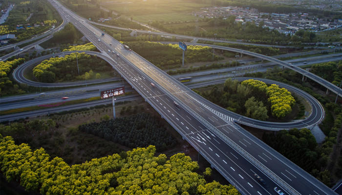 沈大高速公路是我国第一条高速吗